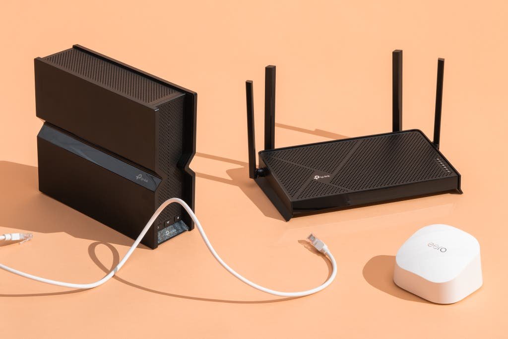Home network router and streaming devices arranged for optimizing 4K IPTV playback
